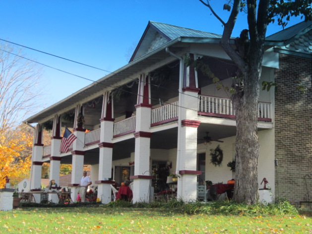 Armour Hotel in Red Boiling Springs